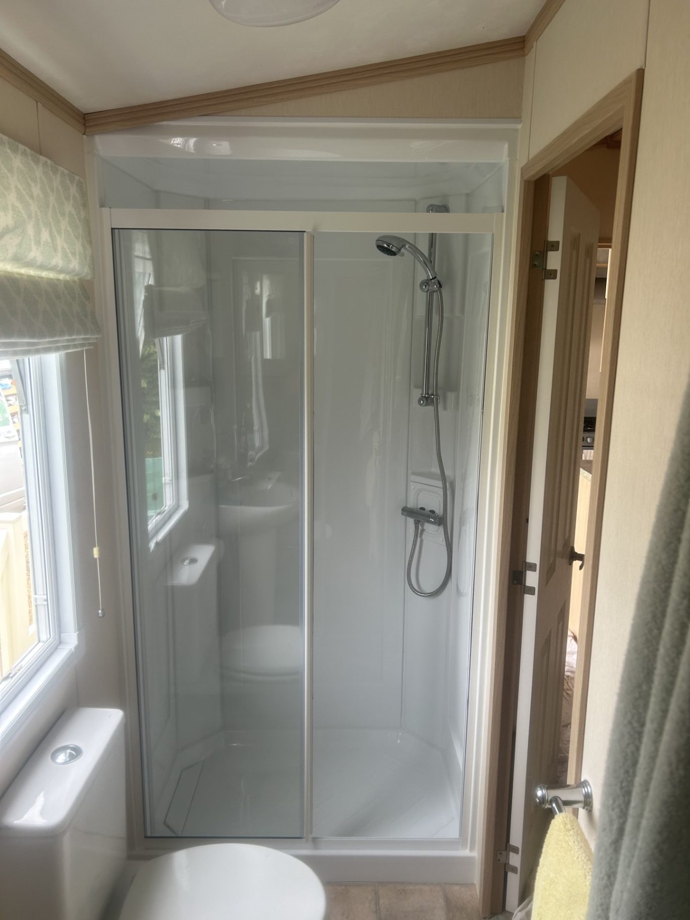 DB1 shower enclosure